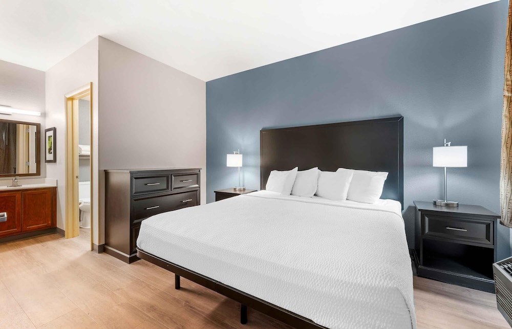 SUITE, KING BED, SOFA