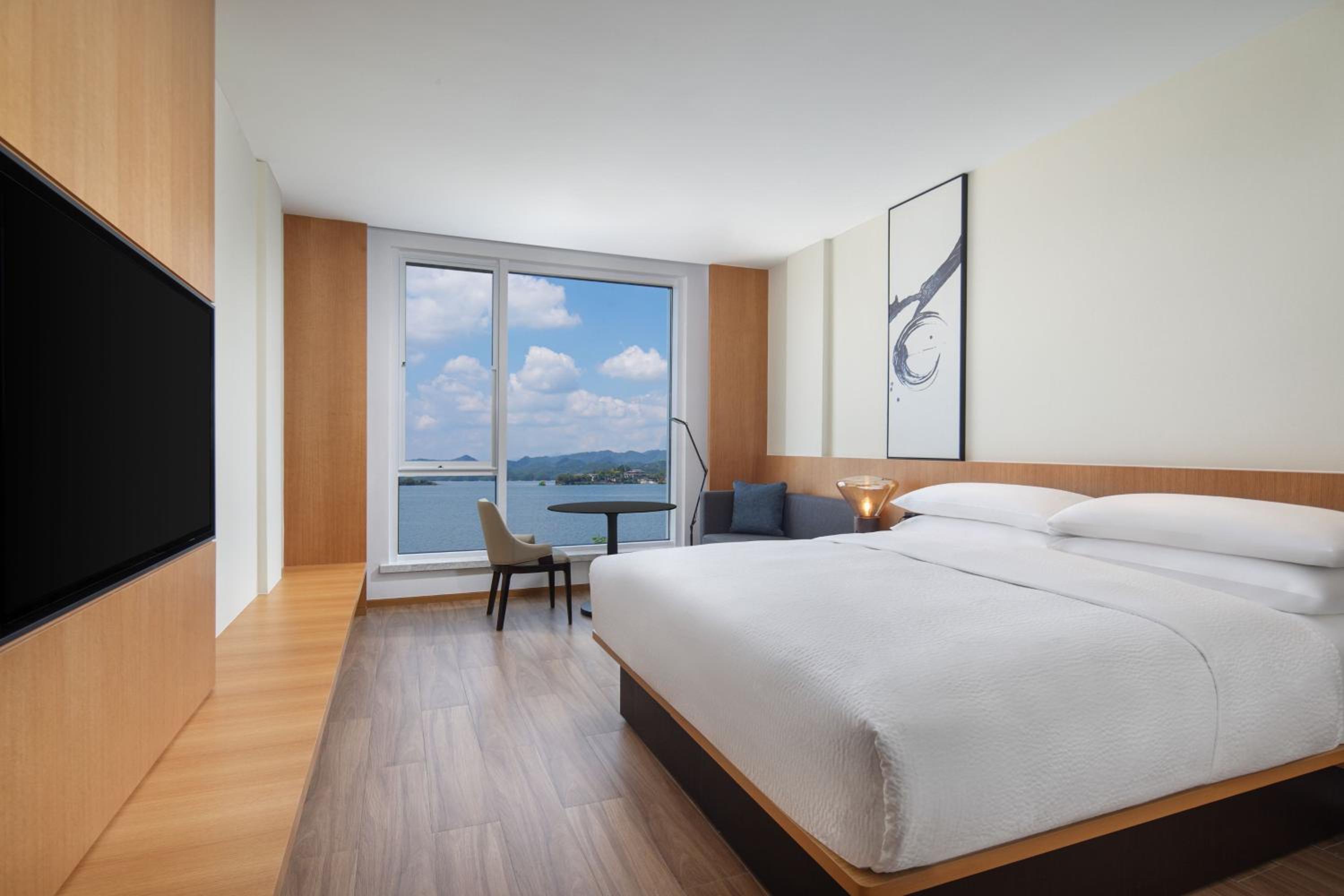 Select, Guest Room, King Bed, Lake View