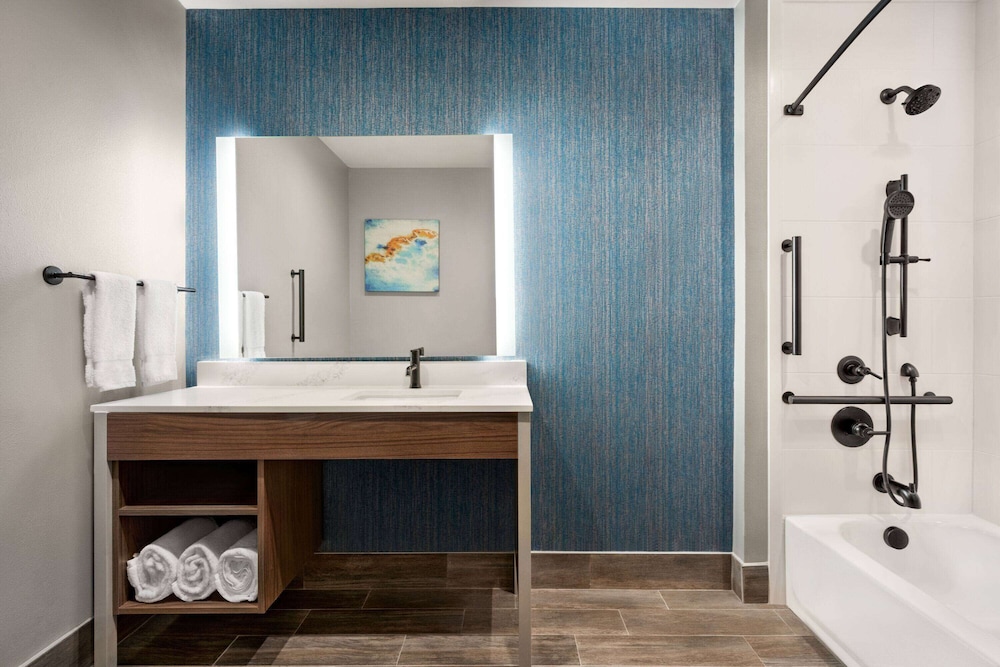 La Quinta Inn and Suites by Wyndham Del Rio 64/65