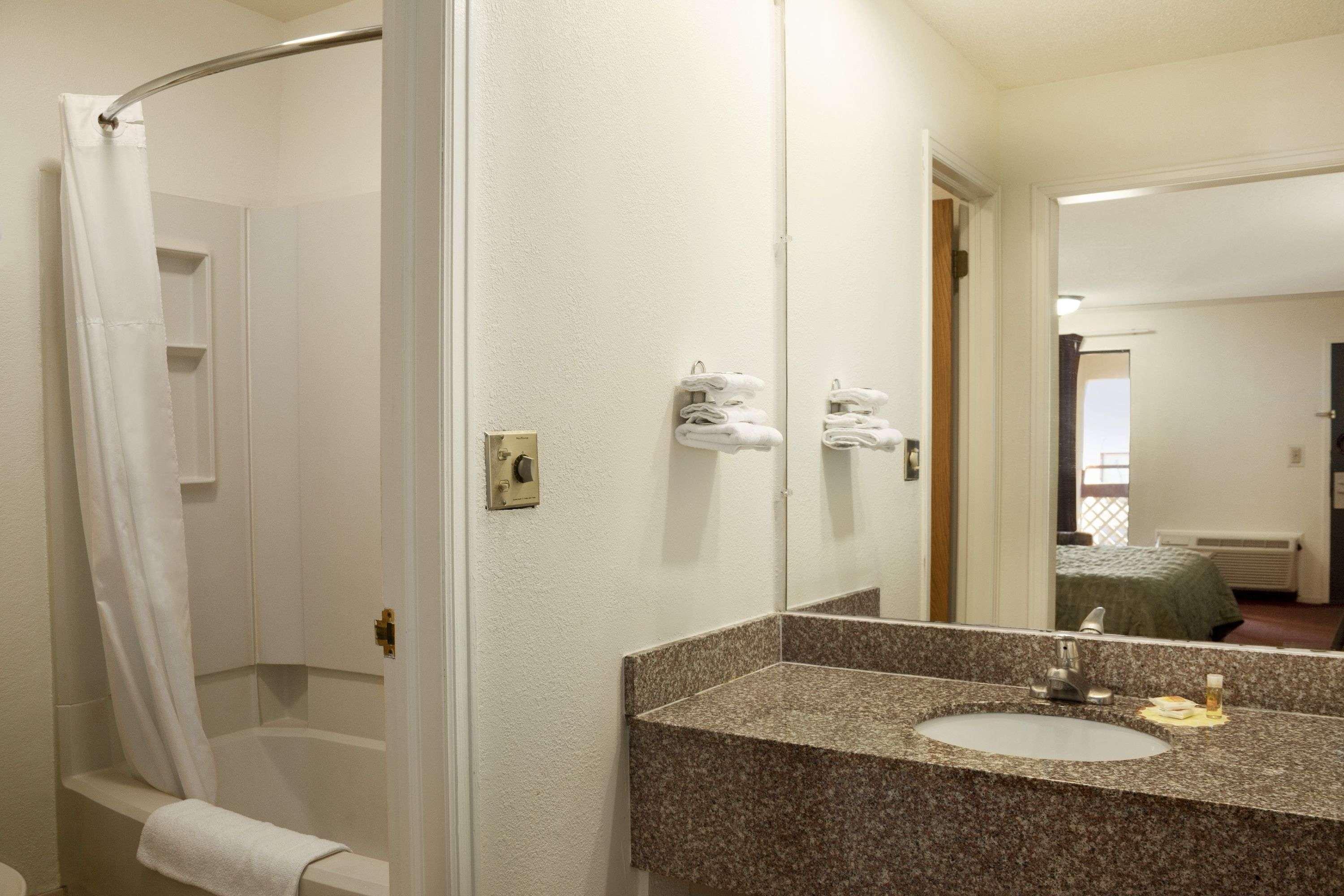 Economy Hotel Wichita- Florence St 45/48