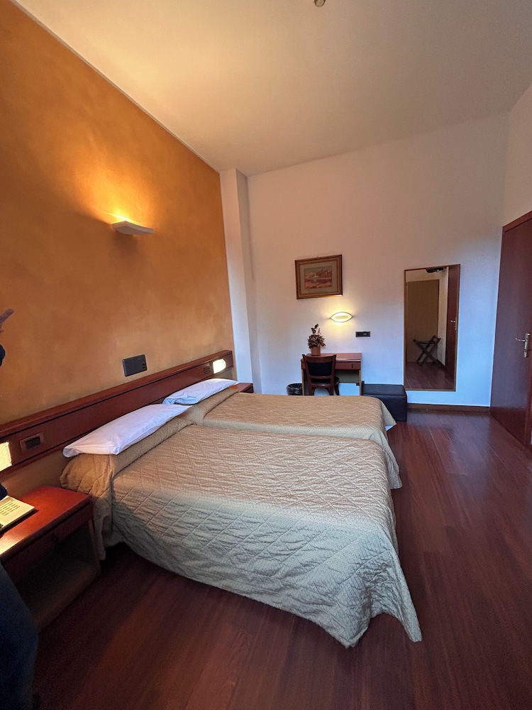 ECONOMY, TWIN BEDS