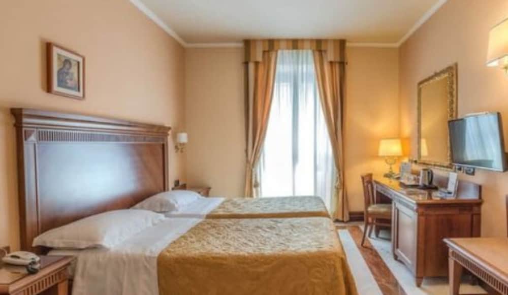 ROOM, TRIPLE