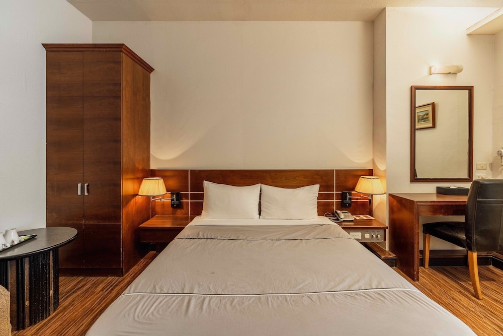 BUSINESS, DOUBLE BED