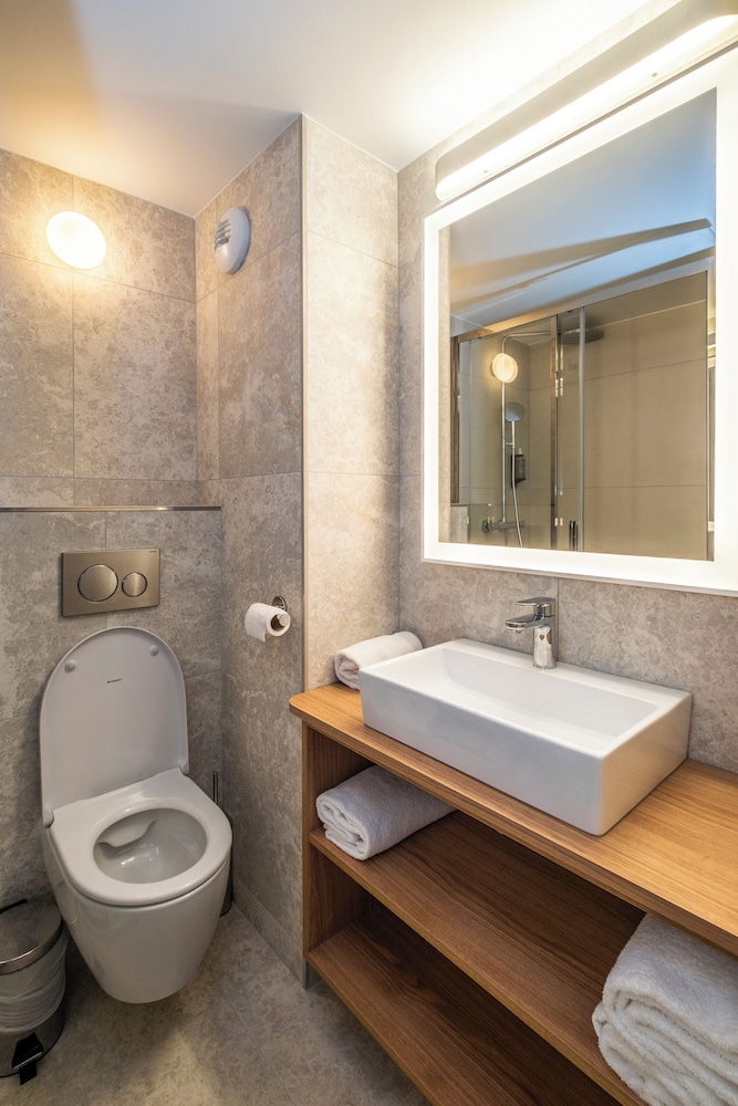 غرفة عائلية بسرير مزدوج وسرير فردي، The Originals Le Relais D Aubagne 10/10