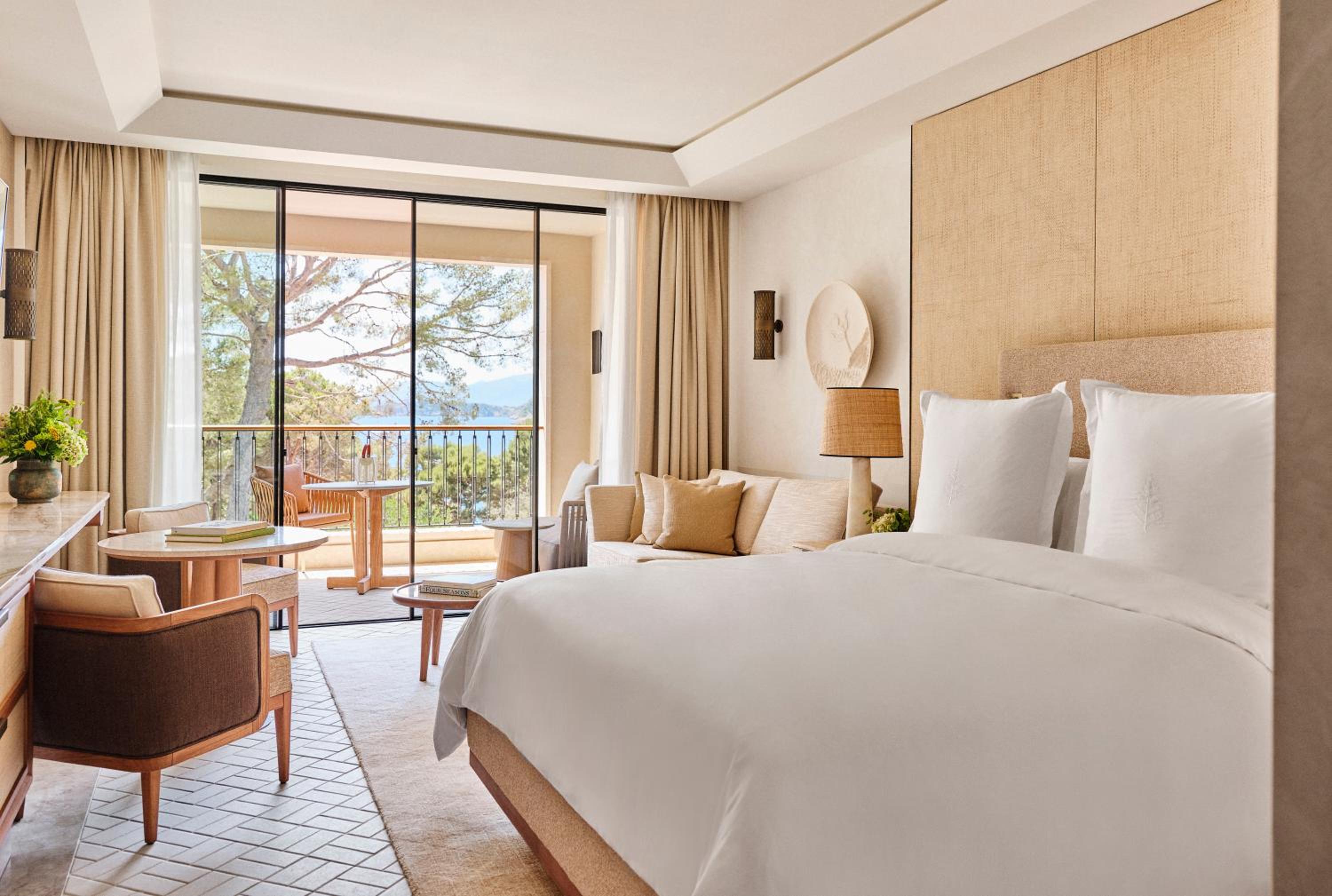 Room, King Bed, Pine View, Accessible