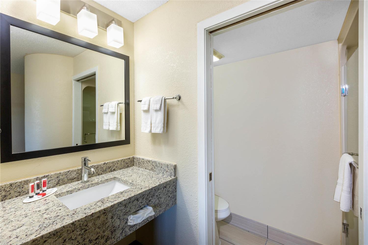 Baymont Inn and Suites by Wyndham Mukwonago 13/14