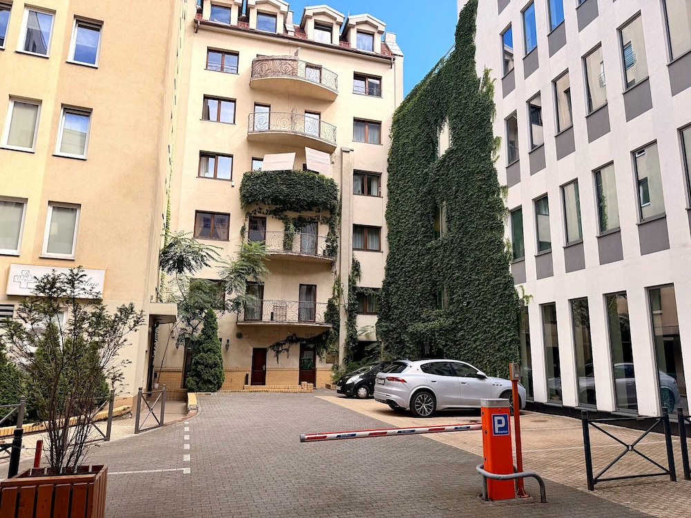 Sleepwalker Boutique Suites 70/79