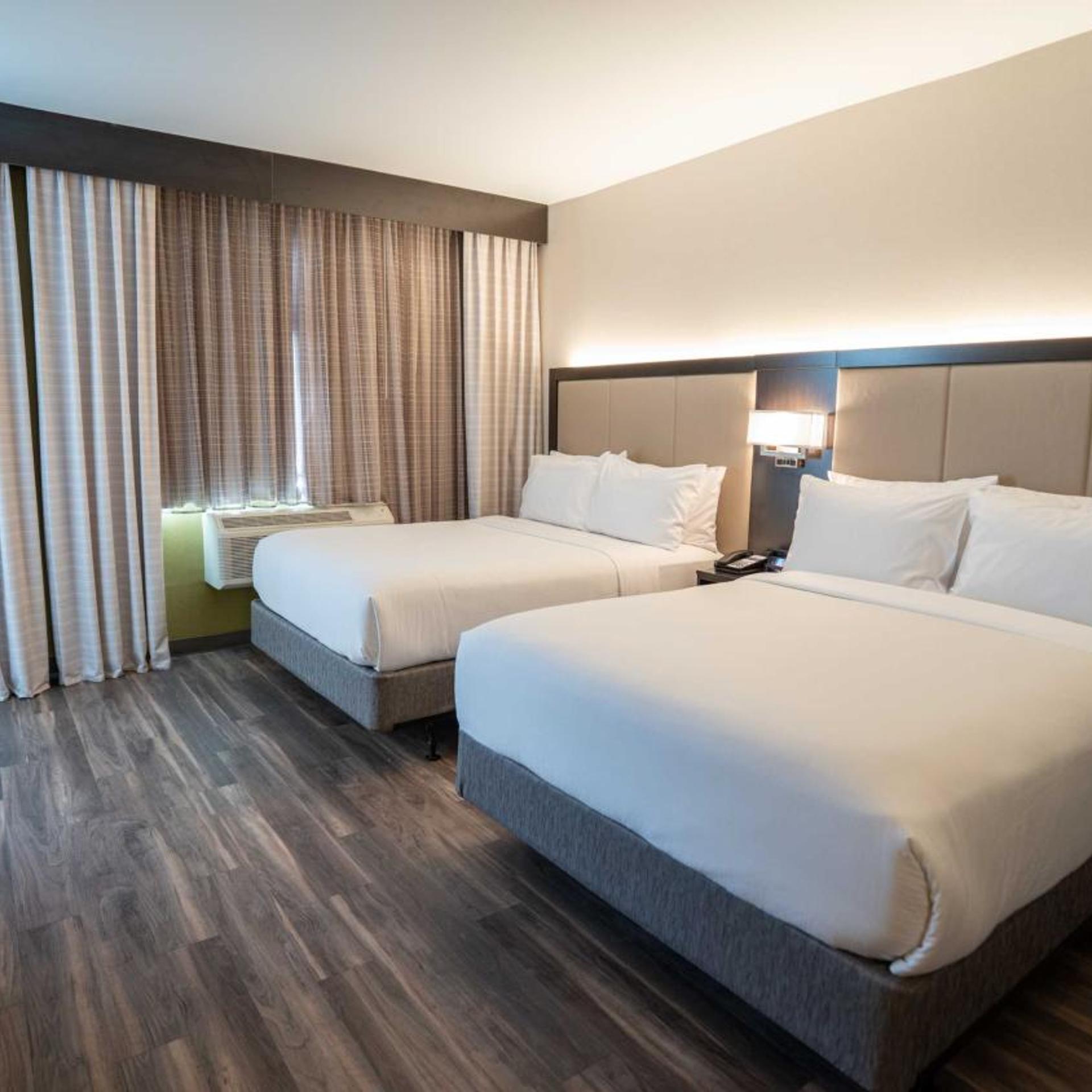 Standard, 2 Queen Beds, Skyline View, Pet Friendly 4/5
