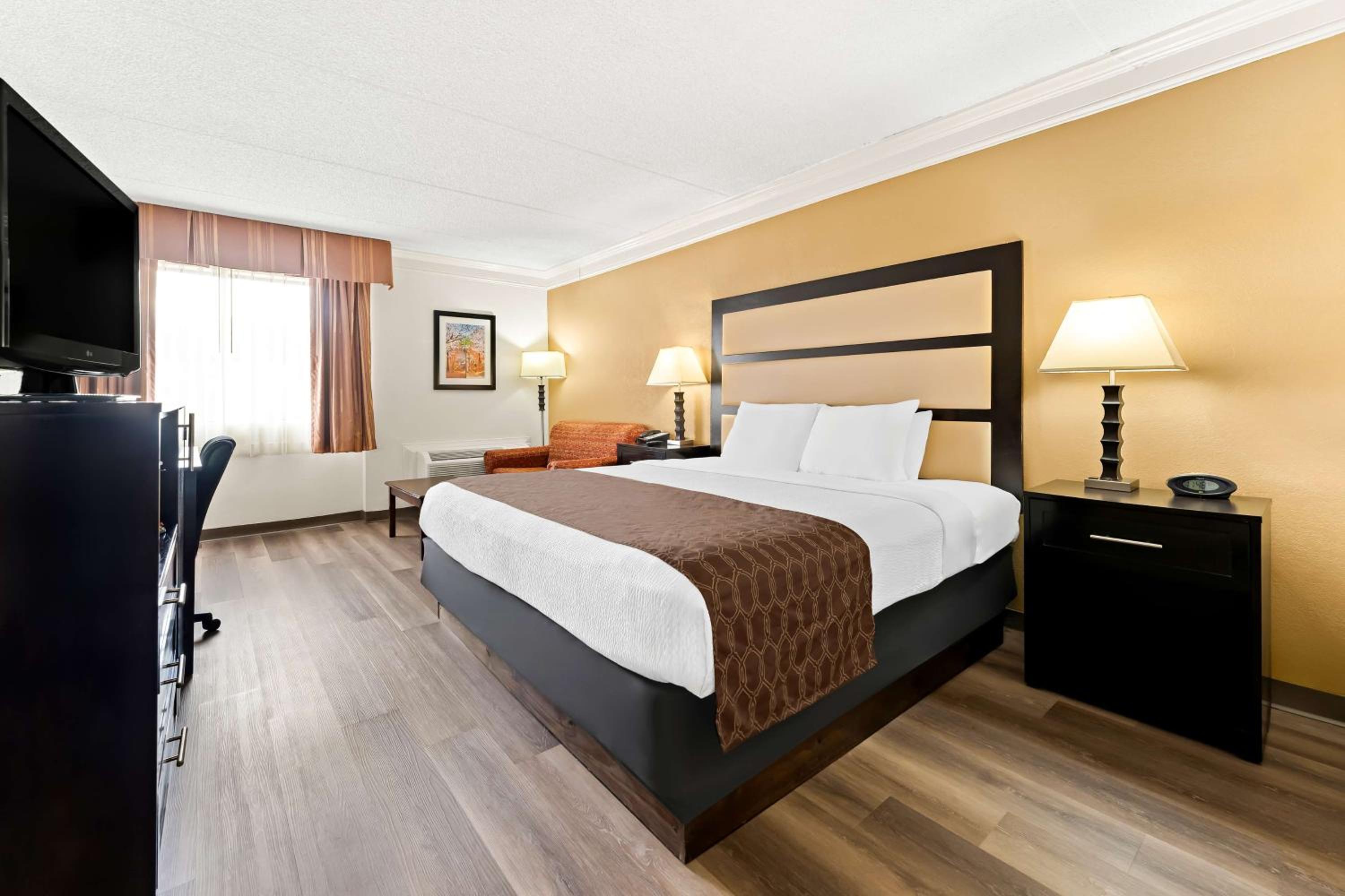 غرفة بسرير كينج مع أريكة، Best Western Riverside Inn 4/8