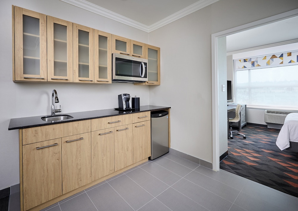 Holiday Inn Hotel Suites Oakville Bronte 8/78