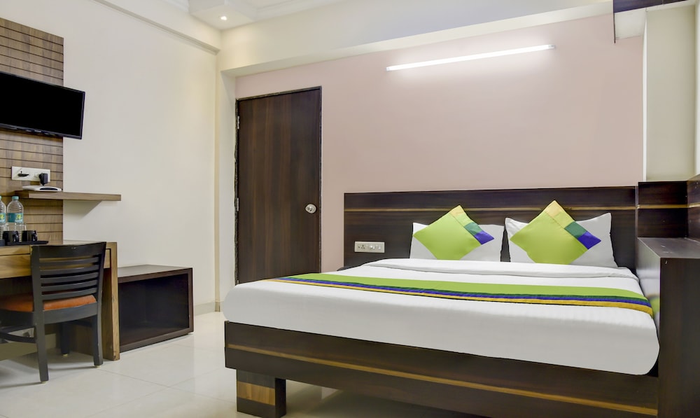 Oyo Rooms Sargam Cinemas 11/50