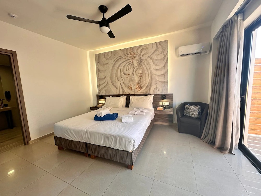 Katrin Suites - Adults Only 11/50