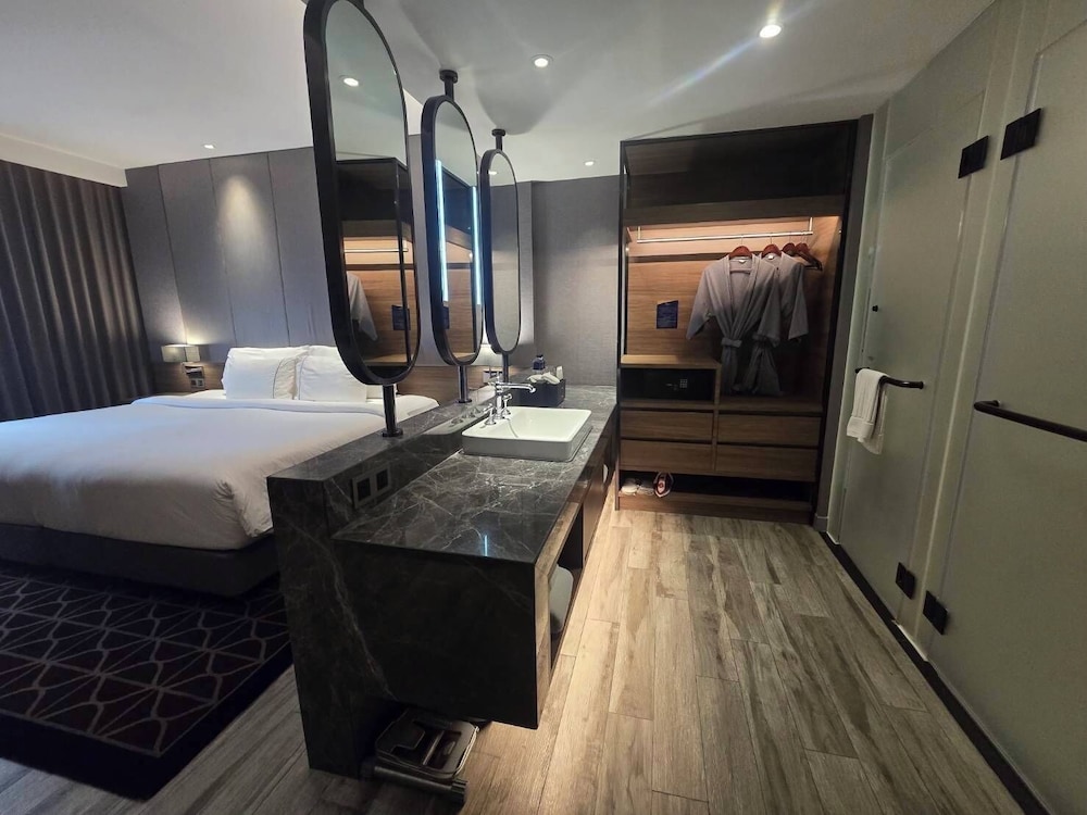 EXECUTIVE, KING BED