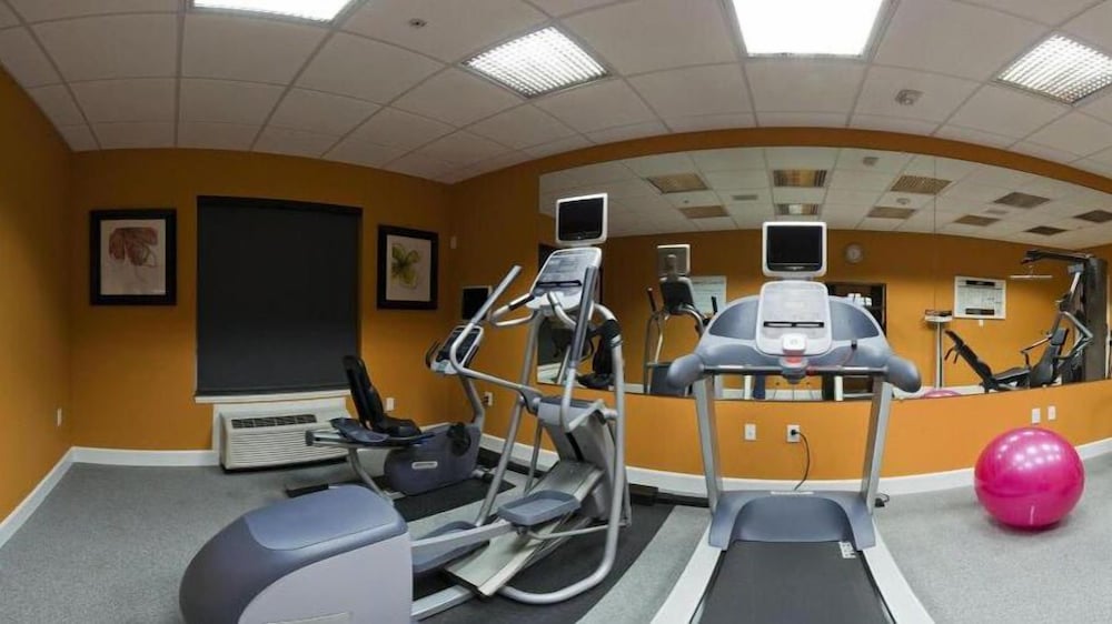 Holiday Inn Express Suites Clute Lake Jackson 52/63
