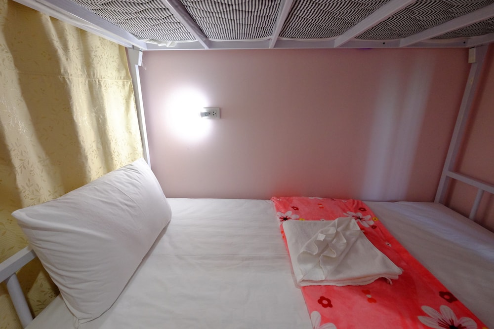 MIXED DORM, WITH FAN