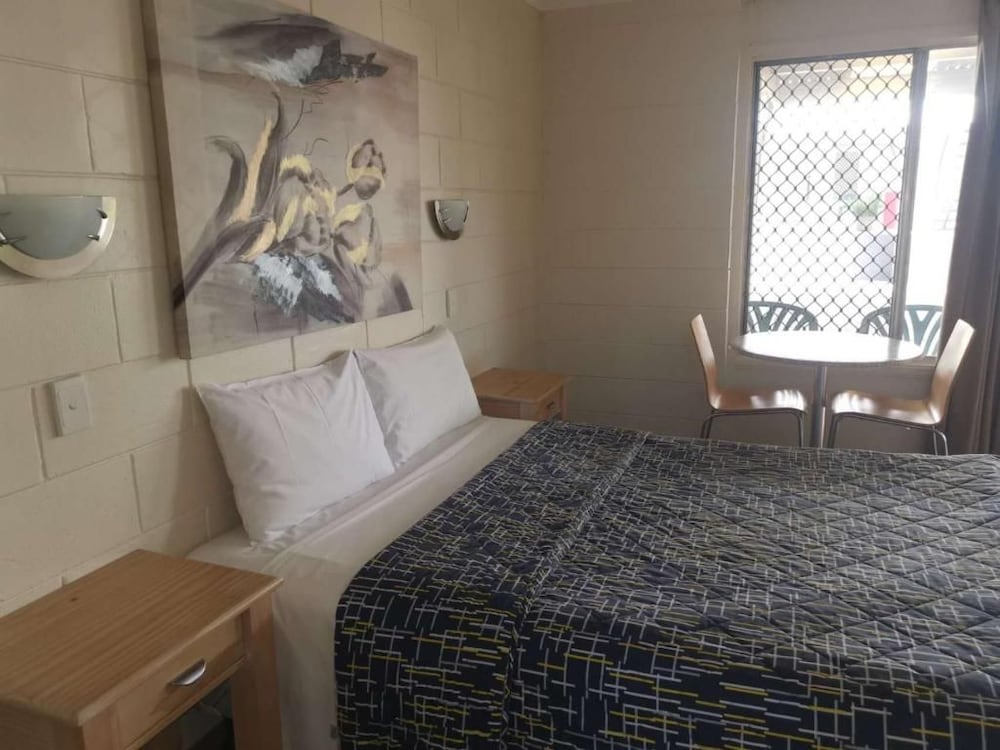 NAMBOUR LODGE MOTEL 12/37