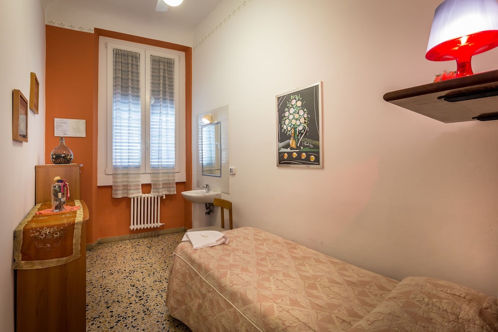 ROOM, SINGLE, SHARED BATHROOM