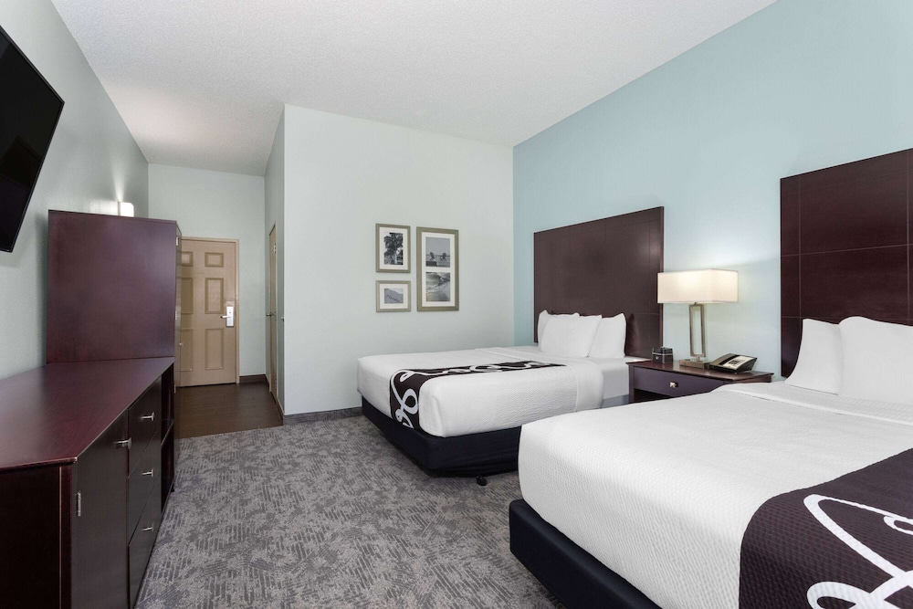غرفة بسريرين كوين بإطلالة على البحيرة، La Quinta Inn & Suites by Wyndham Bonita Springs Naples N. 4/9