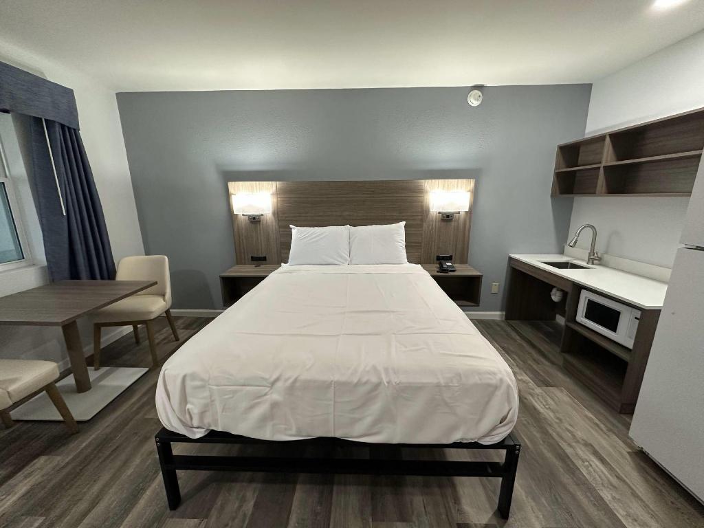 Efficiency, Queen Bed, Accessible