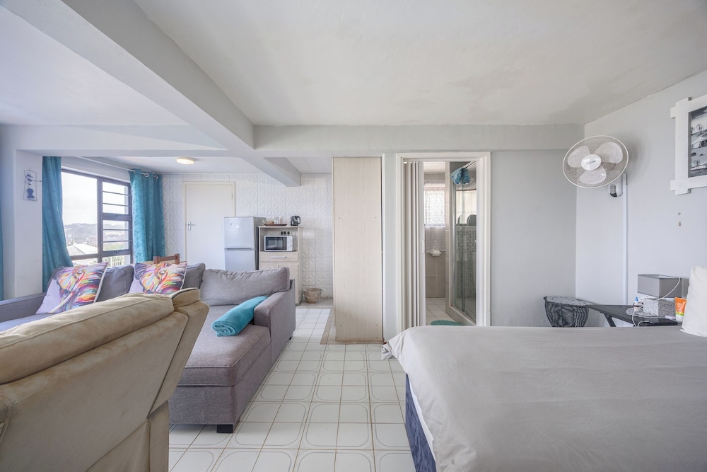 Beachcomber Bay Guest House 17/50