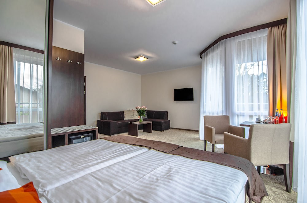1 BEDROOM, FAMILY, QUADRUPLE, PARTIAL LAKE VIEW