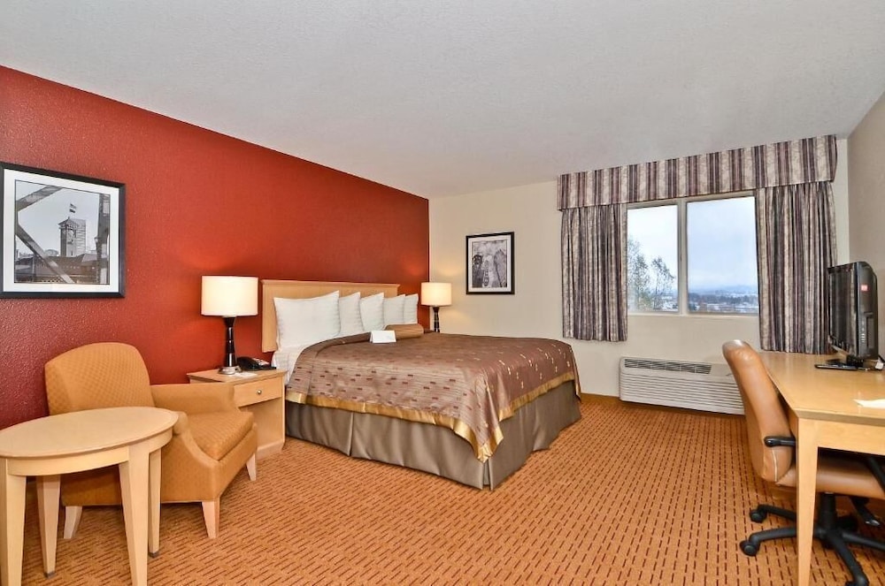 Clackamas Inn Suites 14/42