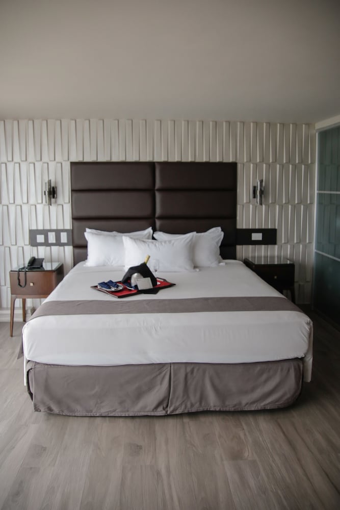 SUPERIOR, KING BED