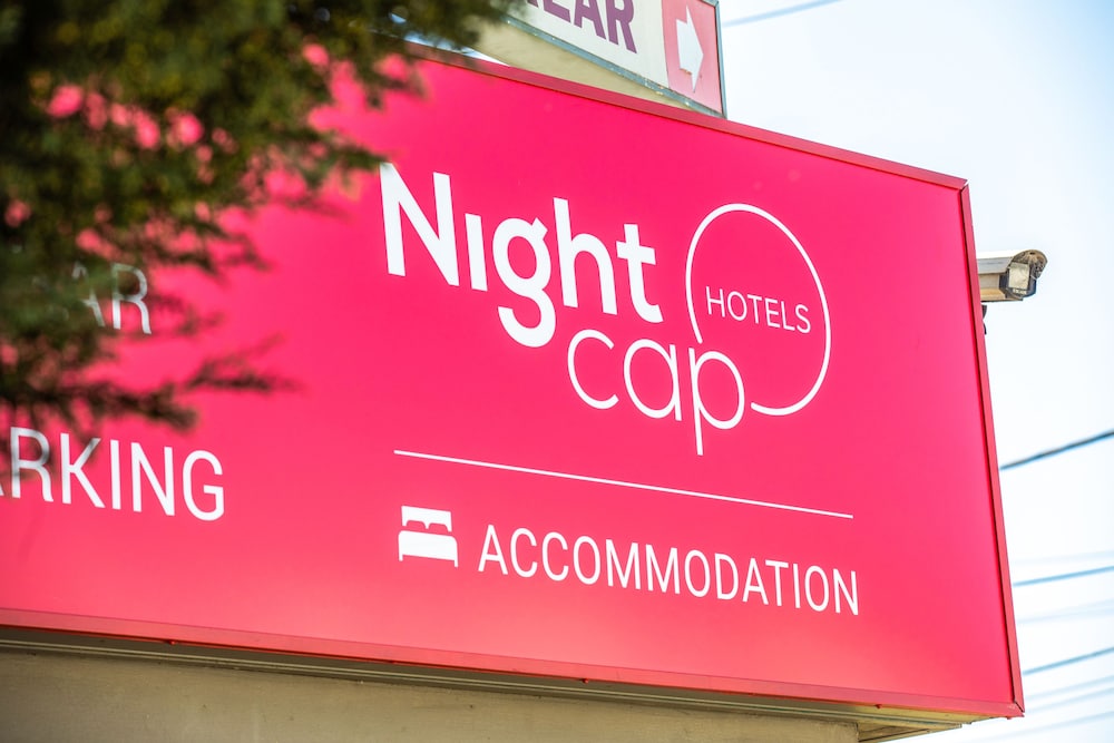 Nightcap at Coolaroo Hotel 2/52