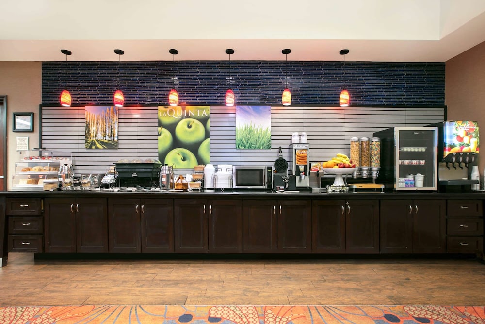 La Quinta Inn & Suites by Wyndham Denton - University Drive 10/41