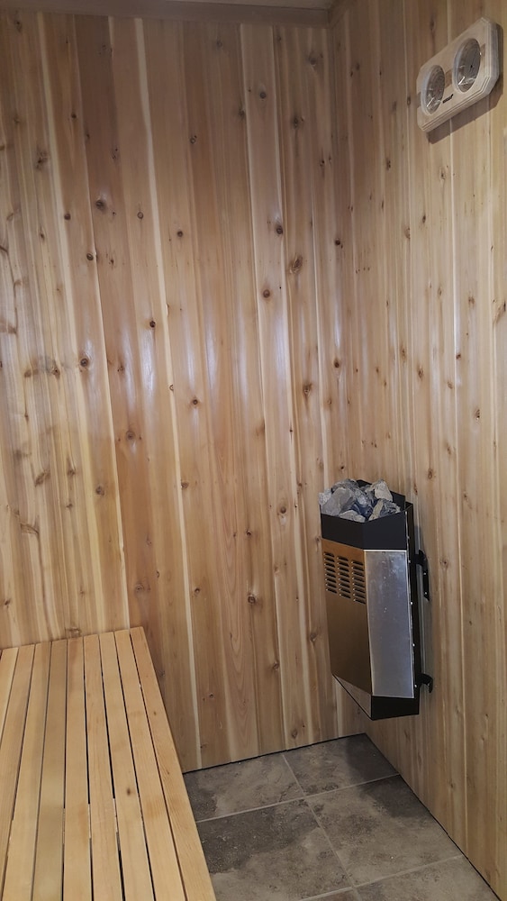 Microtel Inn And Suites By Wyndham Whitecourt 20/41