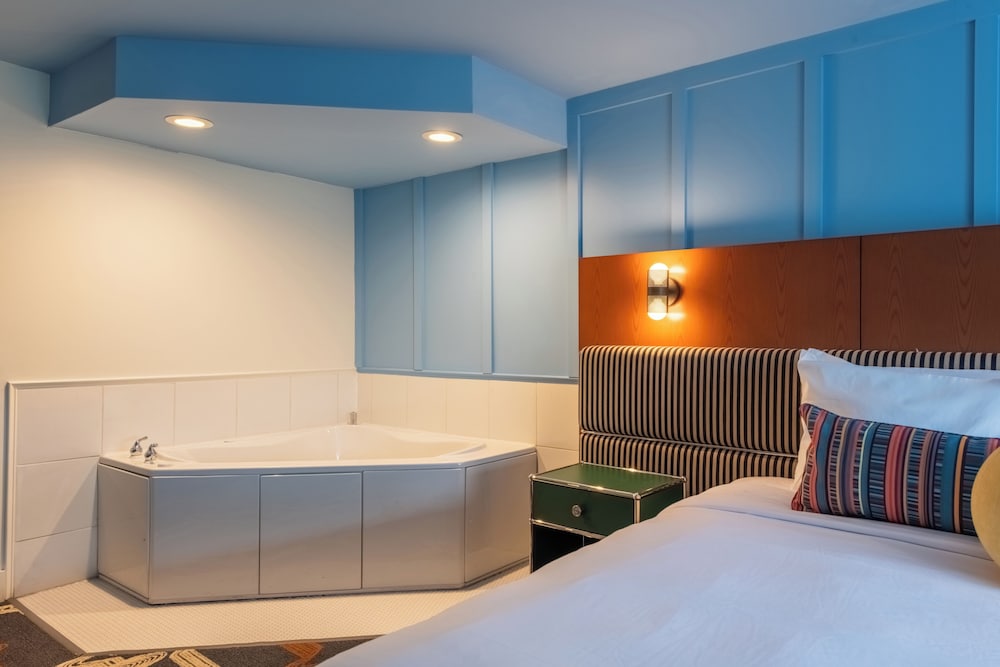 Luxury, King Bed, Hot Tub, Ogunquit Hotel 6/9