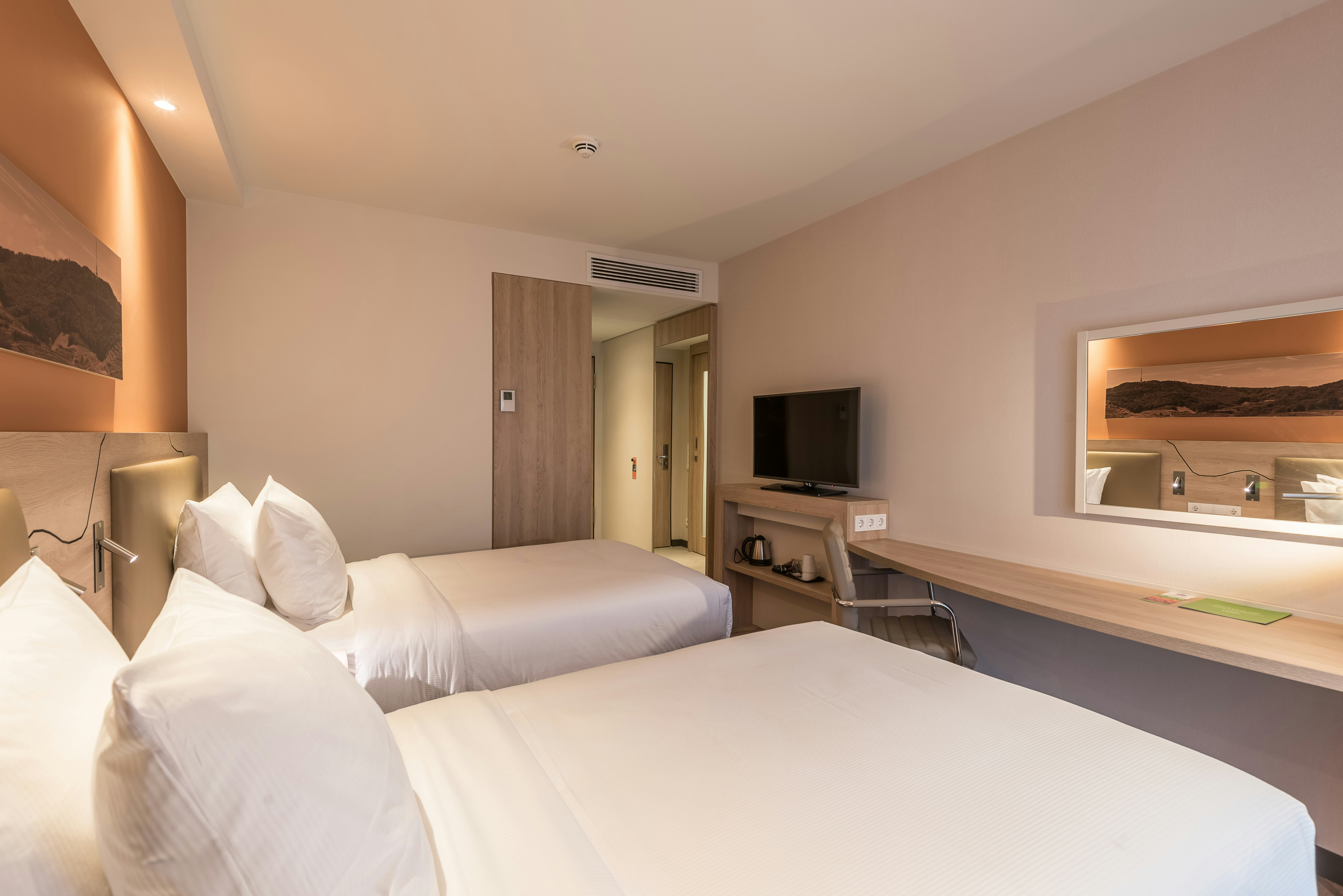 ROOM, TWIN BEDS