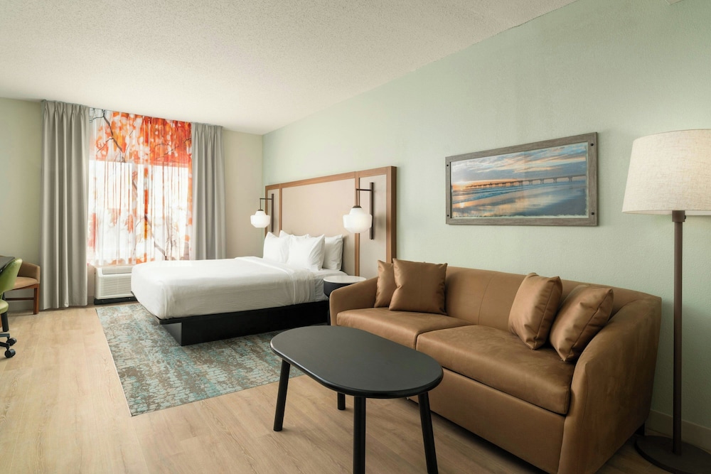 Fairfield Inn and Suites Jacksonville Beach 37/54
