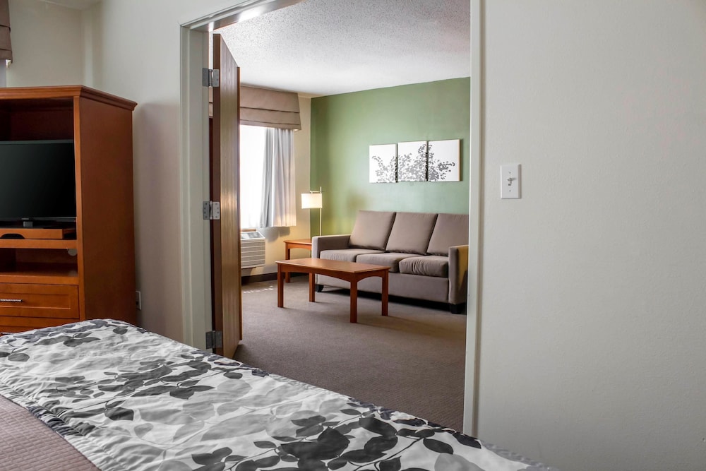 Sleep Inn & Suites Charles City 9/54