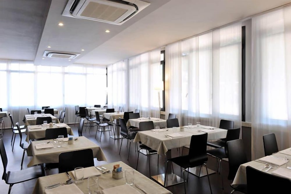 M14 Hotel 48/56