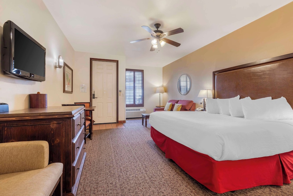 Standard, King Bed, Sofa, Kitchenette