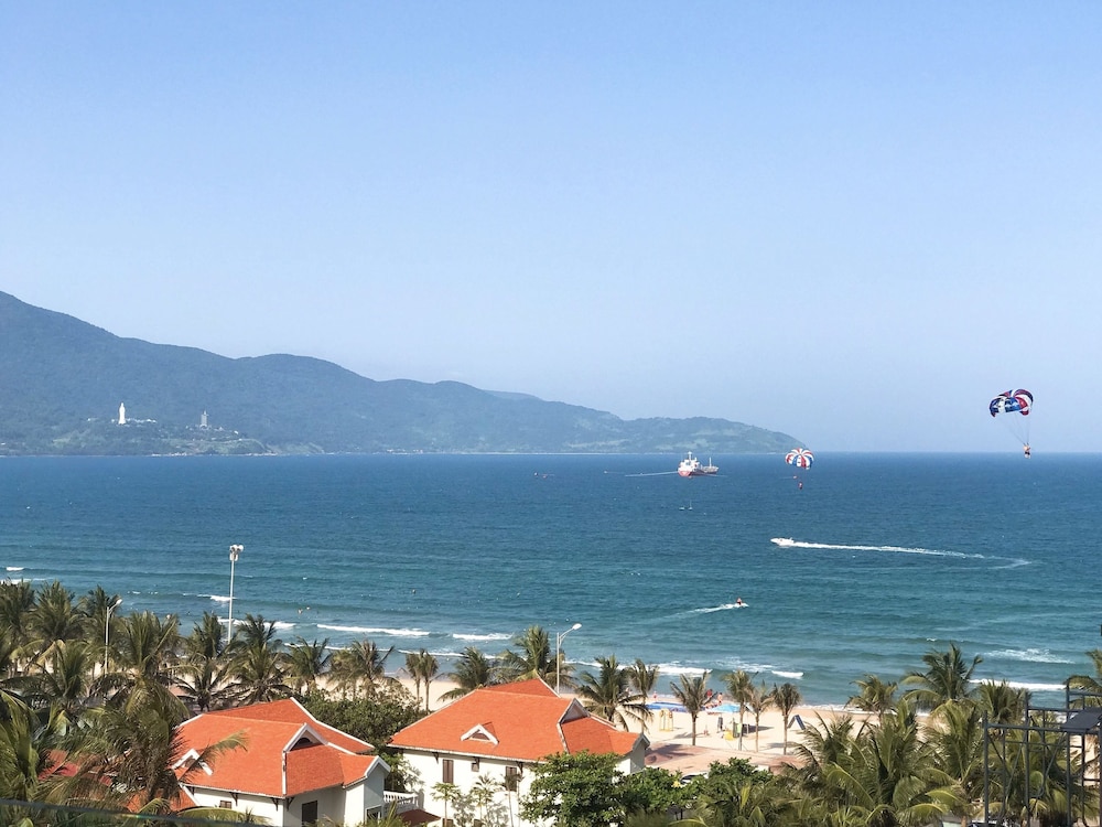 Sala Danang Beach Hotel 70/75