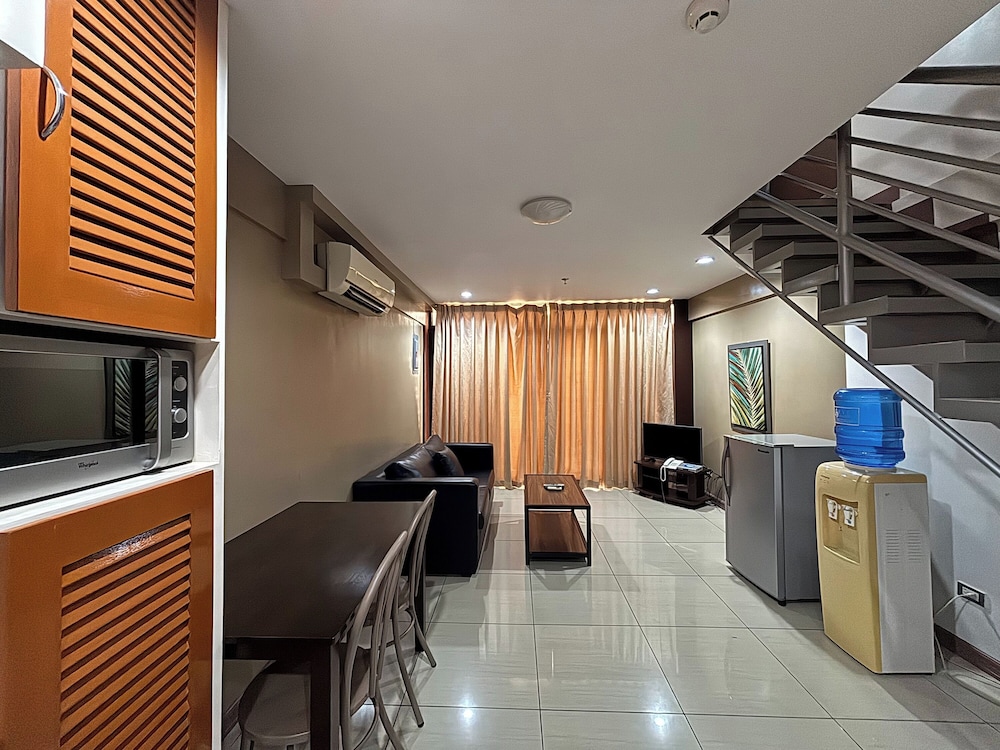 Uptown Condotel 67/73