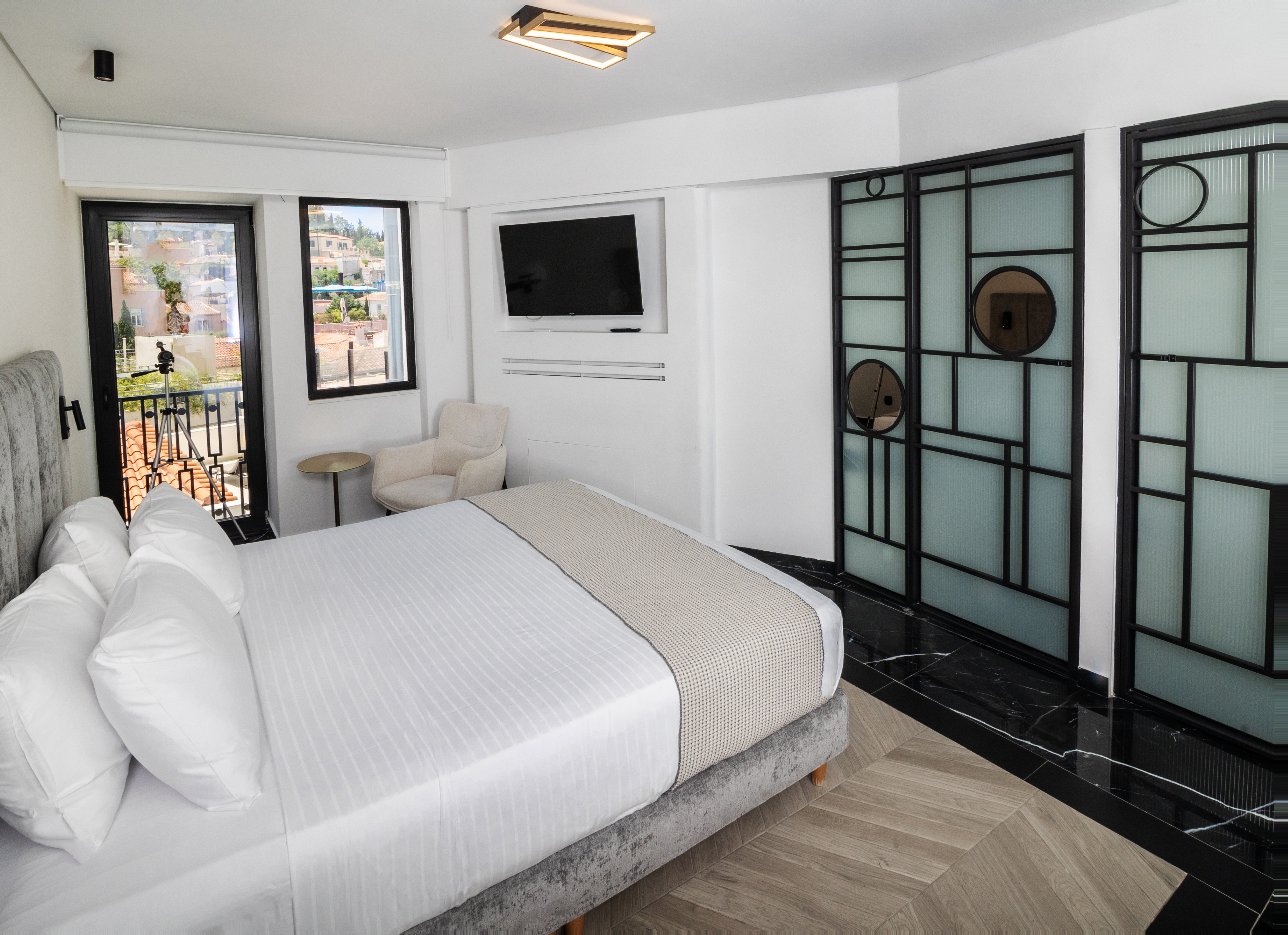 Deluxe, Acropolis View