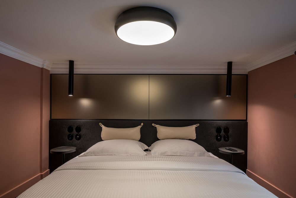 72 AD Suites 26/57
