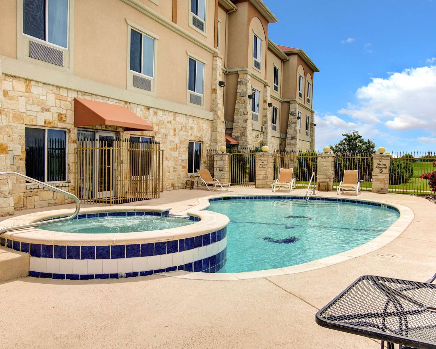 Comfort Inn And Suites Alvarado, TX 43/45
