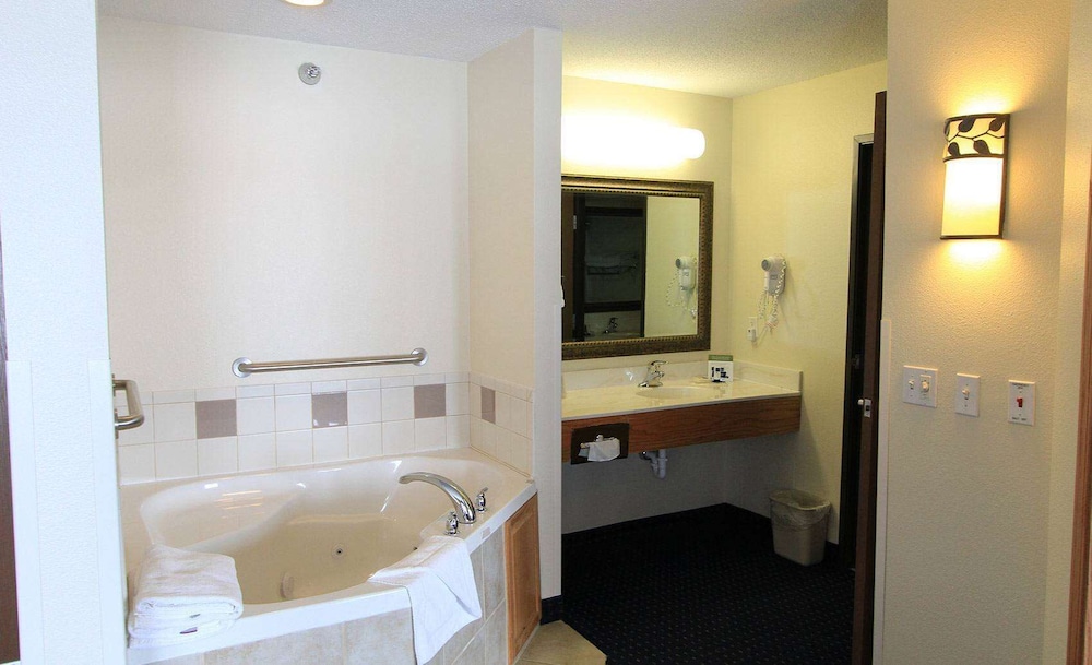 AmericInn by Wyndham Cedar Rapids/CID Airport 14/39