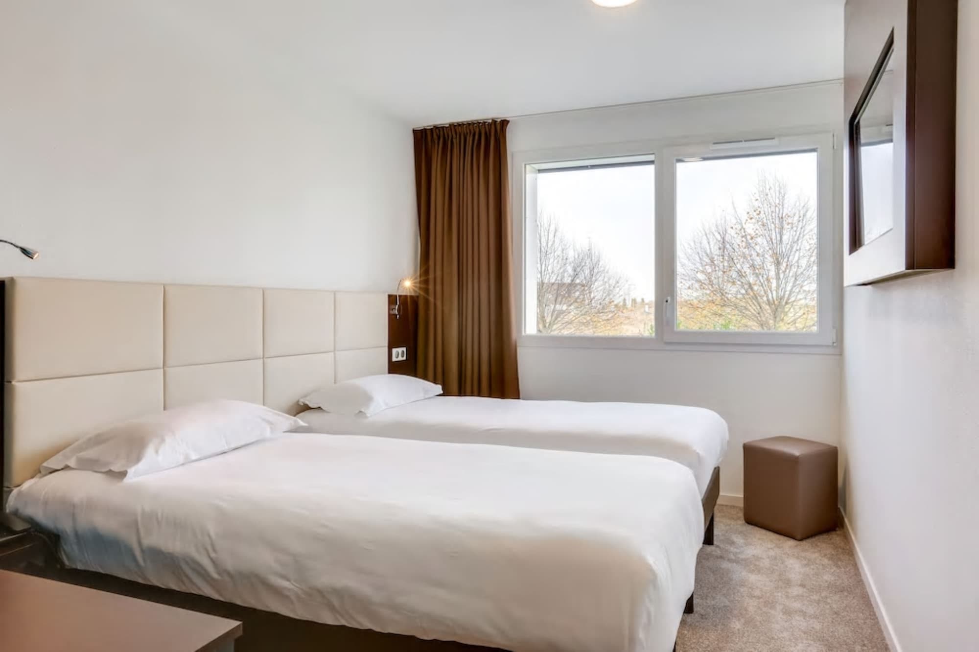 ROOM, TWIN BEDS
