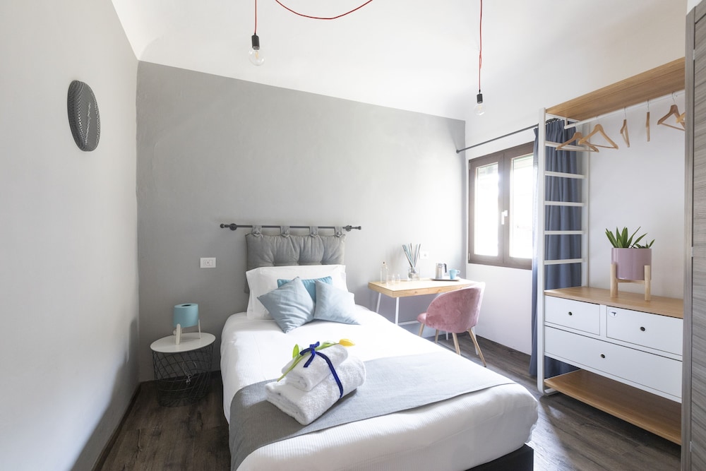ROOM, SINGLE