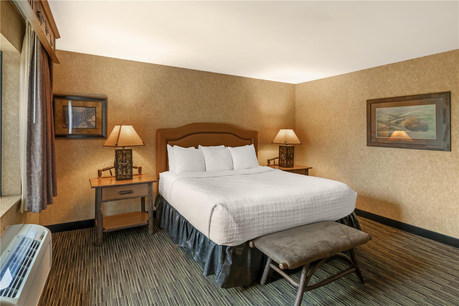 Alamo, Suite, King Bed, Sofa, Jetted Tub