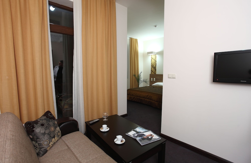 Cascade Hotel 25/46