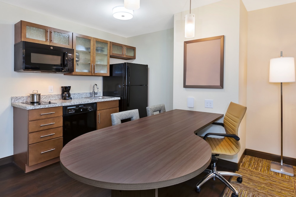 Candlewood Suites Louisville Northeast 27/33