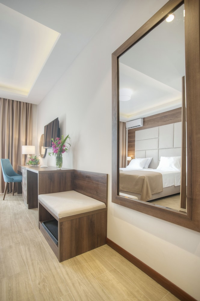 HOTEL TWELVE by Aycon 28/58