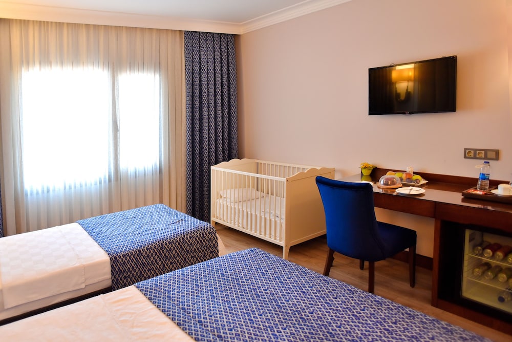 Golden Lake Hotel 33/50