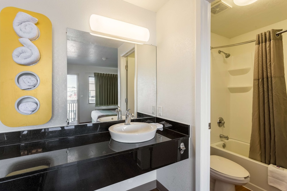 Motel6 El Paso, TX - East 30/32